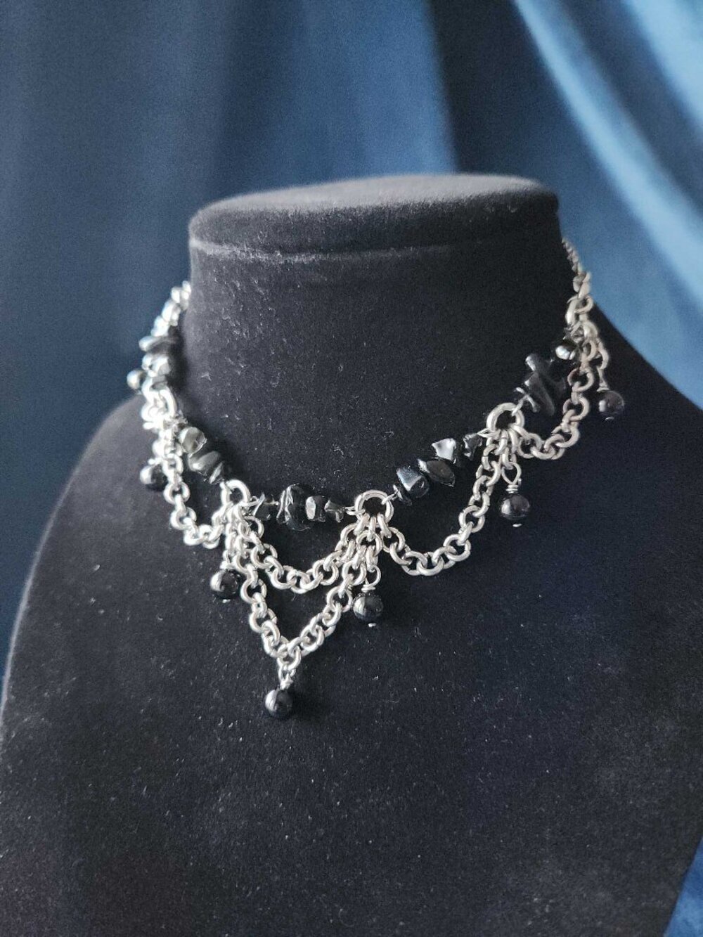 Gothic silver chandelier necklace with black obsidians - Picture 8 of 9